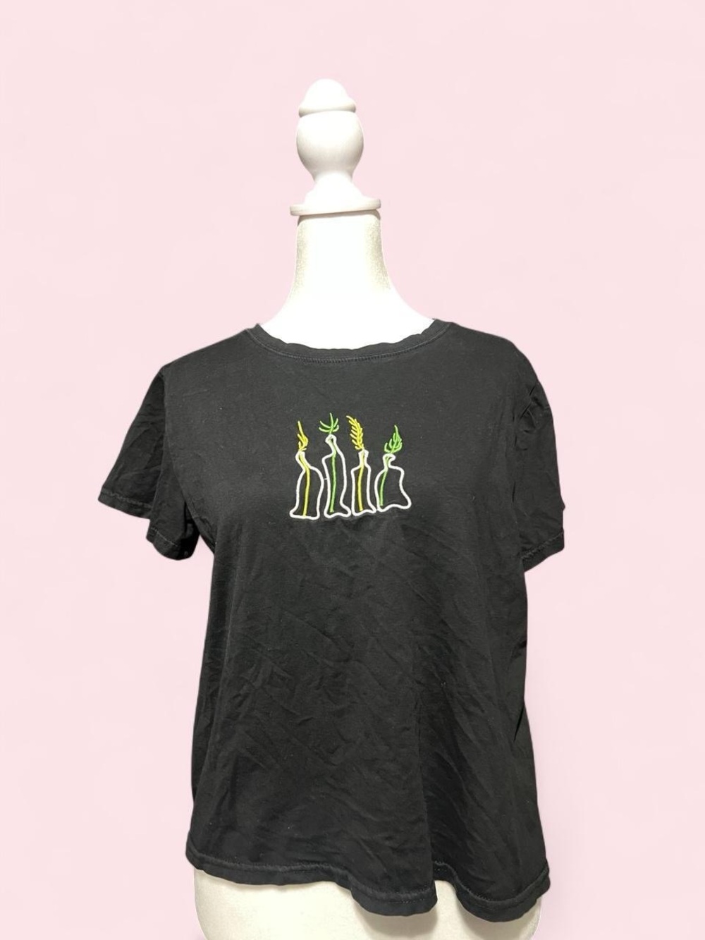 Medium Black Short-Sleeve Graphic Tee with Plant Embroidery